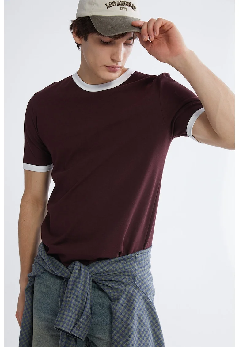 Tricou cu decolteu la baza gatului si terminatii contrastante, Visiniu