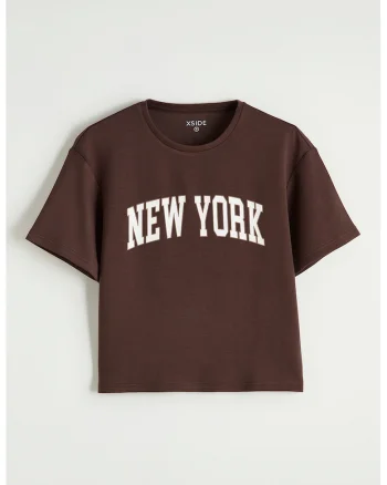 Tricou cu decolteu la baza gatului si imprimeu text, Alb/Maro pamantiu