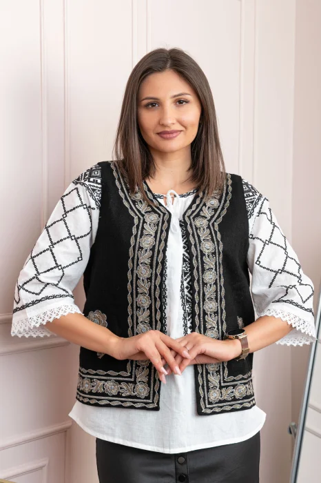 Vesta traditionala neagra cu broderie florala aurie Mihaela
