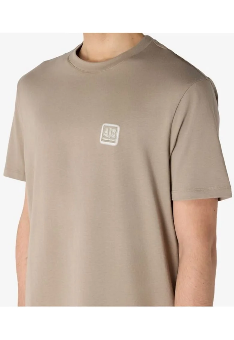Tricou cu decolteu la baza gatului si logo discret,
