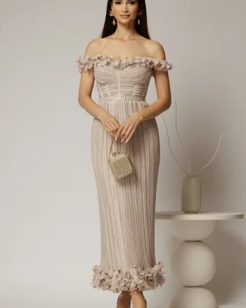 Rochie midi bej de ocazie cu bust tip corset si fusta plisata