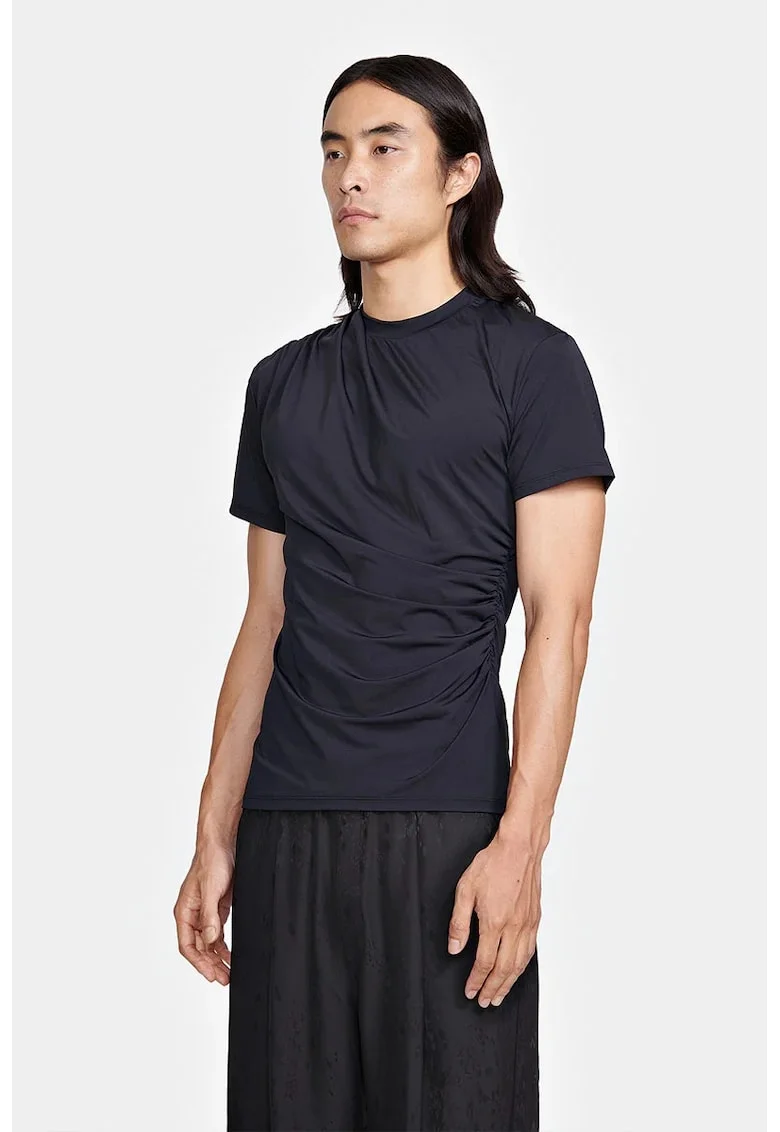 Tricou mulat pe corp, Negru