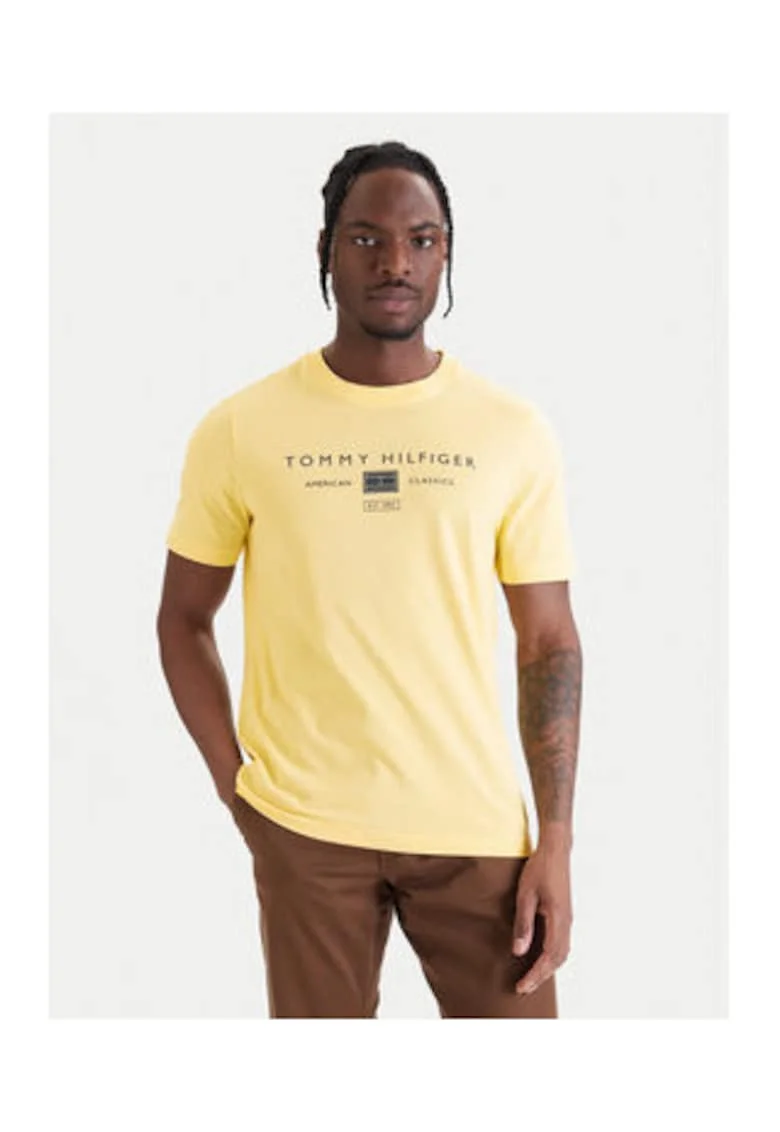 Tricou cu logo pe piept si decolteu la baza gatului