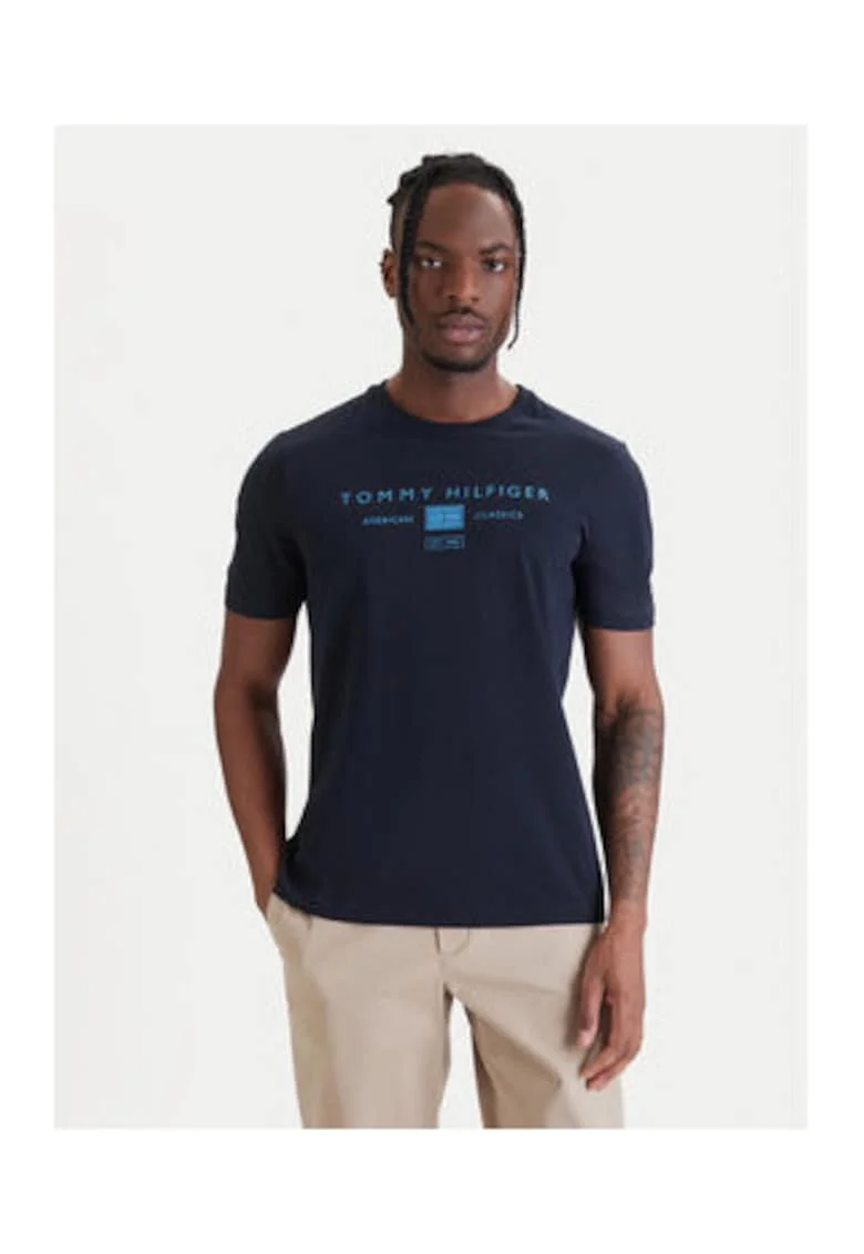 Tricou cu decolteu la baza gatului si imprimeu logo pe piept