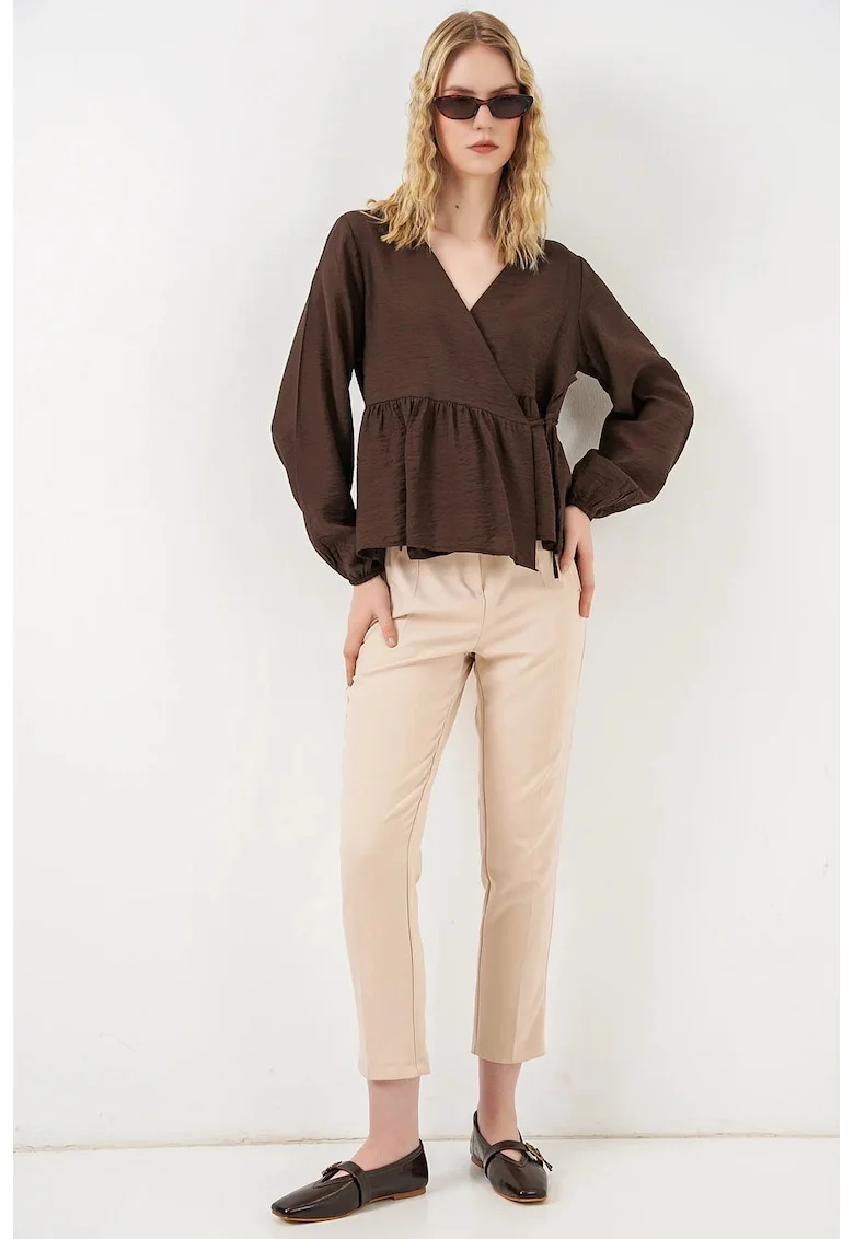 Bluza  regular fit, decolteu in V, detalii cu snur, maro mocha, crep