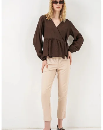 Bluza  regular fit, decolteu in V, detalii cu snur, maro mocha, crep