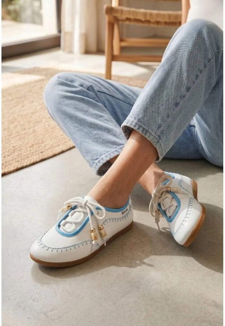 Pantofi dama NUR din piele alba cu detalii bleu