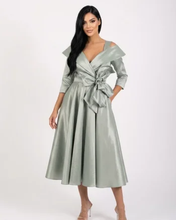 Rochie eleganta midi cu croi in clos si floare maxi