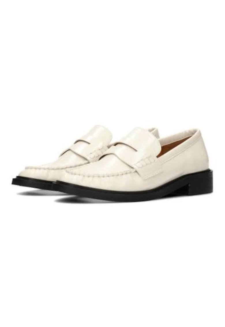 Mocasini cu talpa plata si aspect lacuit