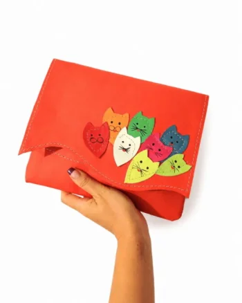Plic corai handmade  din piele naturala  , cu pisicute
