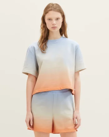 Tricou cu decolteu la baza gatului