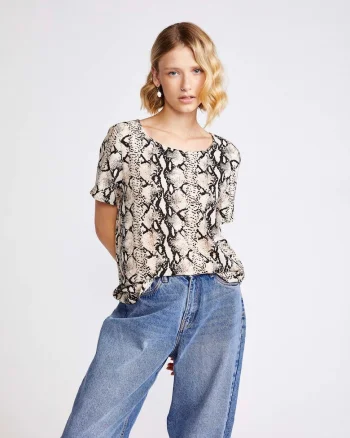 Bluza cu decolteu rotund si animal print Easy