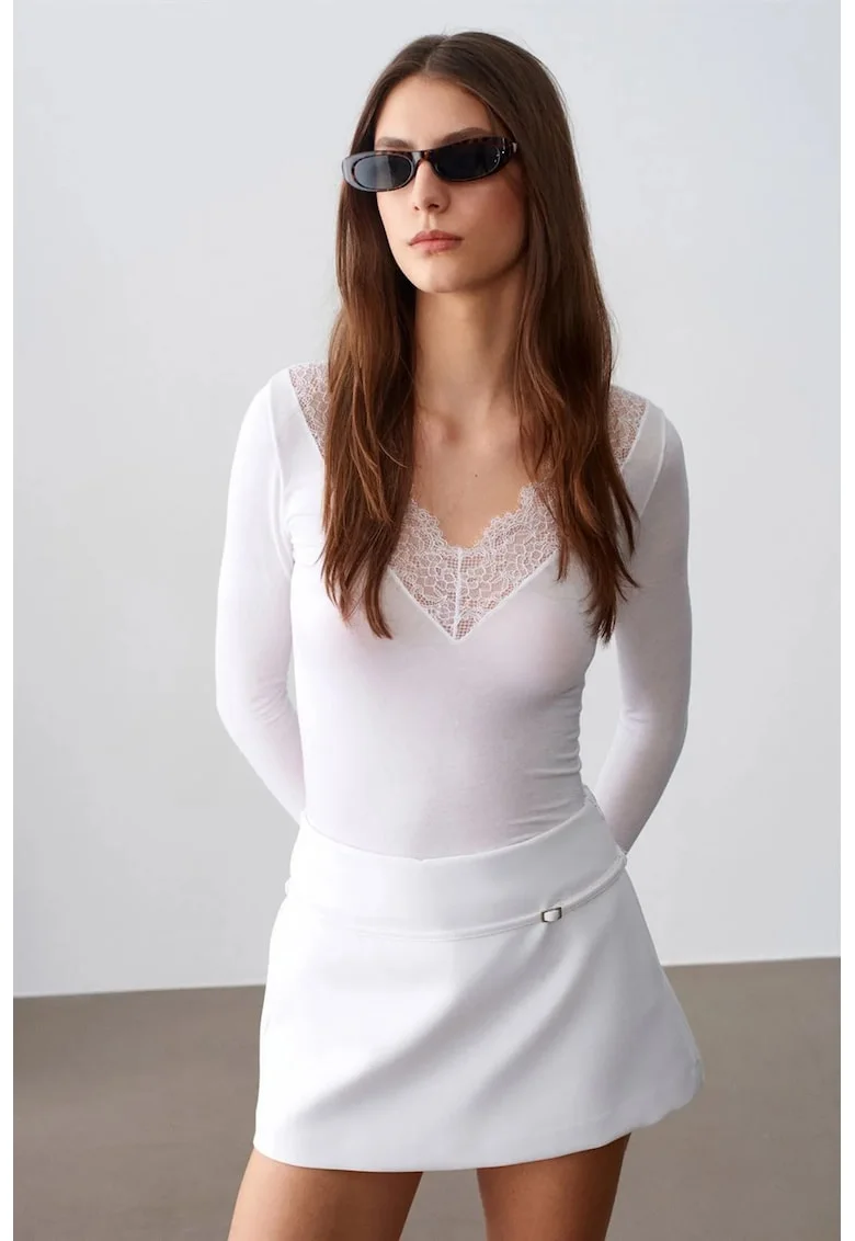 Bluza dama,  Slim Fit, decolteu in V, detalii florale, Alb, elegant