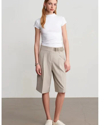 Pantaloni scurti,  talie inalta, cu curea, bej natural, poliester-viscoza-elastan
