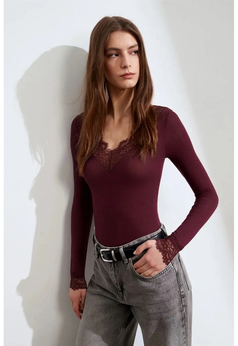 Bluza dama,  Slim Fit, decolteu in V, detalii florale, rosu burgundy, dantela