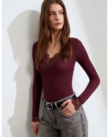 Bluza dama,  Slim Fit, decolteu in V, detalii florale, rosu burgundy, dantela