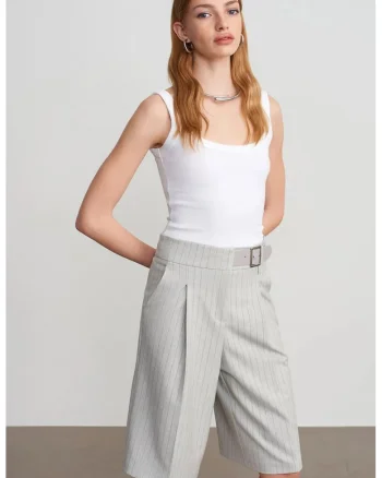 Pantaloni scurti,  talie inalta, cu dungi, gri deschis, poliester-viscoza-elastan