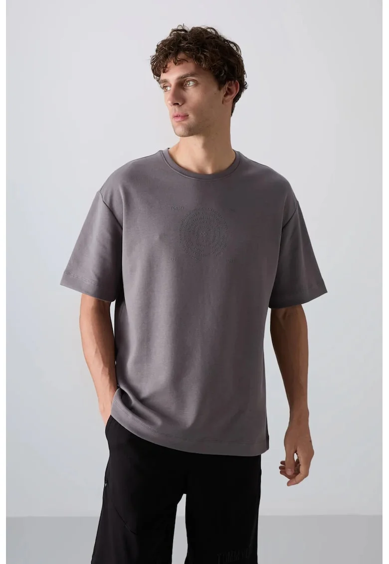 Tricou barbatesc  supradimensionat, gri antracit, bumbac si poliester, cu detaliu brodat