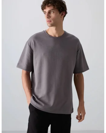 Tricou barbatesc  supradimensionat, gri antracit, bumbac si poliester, cu detaliu brodat