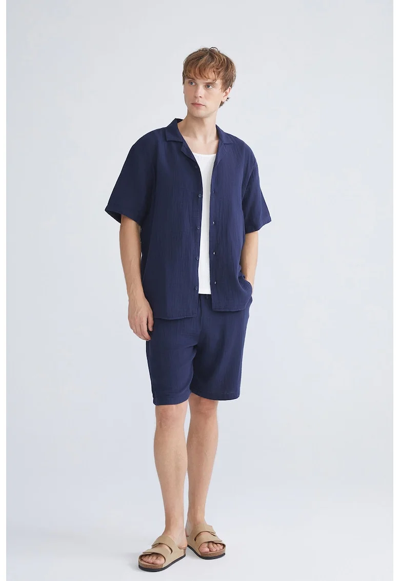 Pantaloni scurti relaxed fit din bumbac cu buzunar aplicat pe spate, Bleumarin