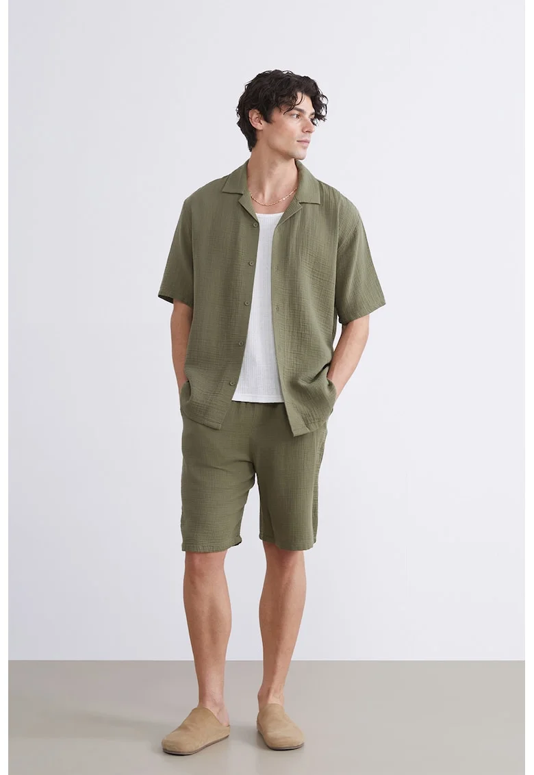 Pantaloni scurti relaxed fit din bumbac cu buzunar aplicat pe spate, Verde masliniu inchis