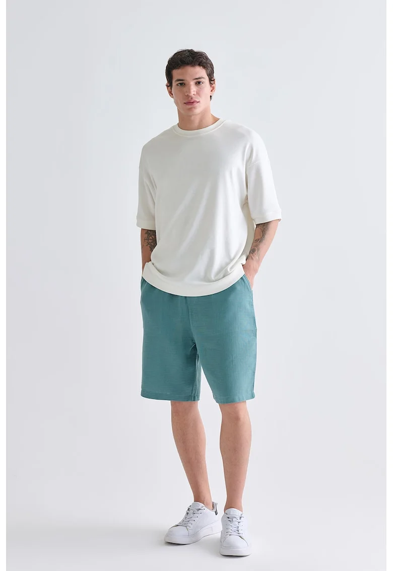 Pantaloni scurti relaxed fit din bumbac cu buzunar aplicat pe spate, Albastru teal