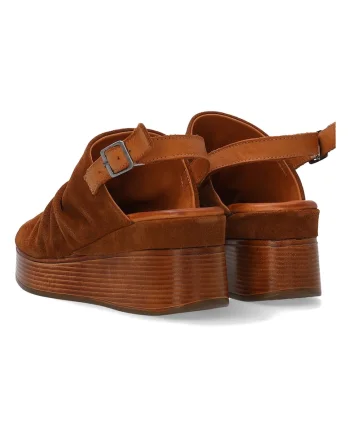 Sandale din piele cu platforma.