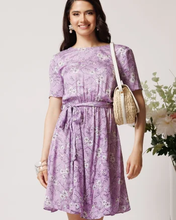 Rochie DY Fashion din viscoza lila cu imprimeu floral alb si cordon in talie