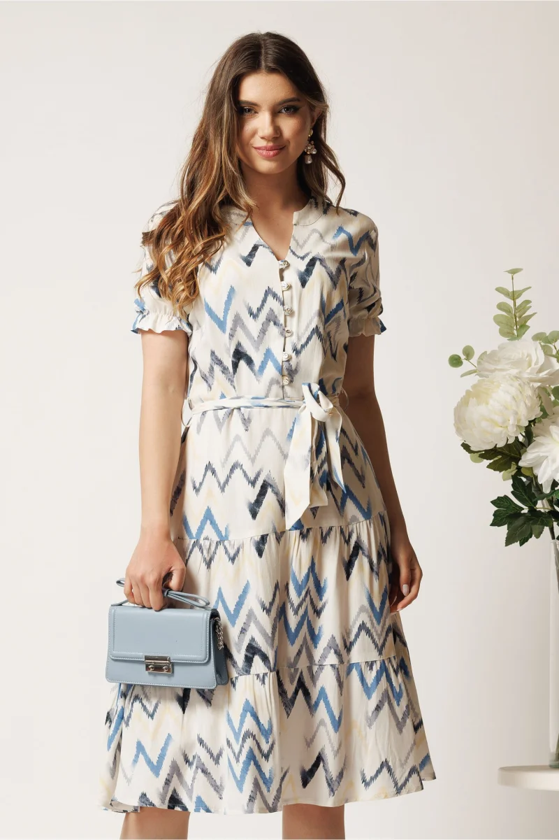 Rochie alba cu print zig-zag albastru in clos cu cordon in talie