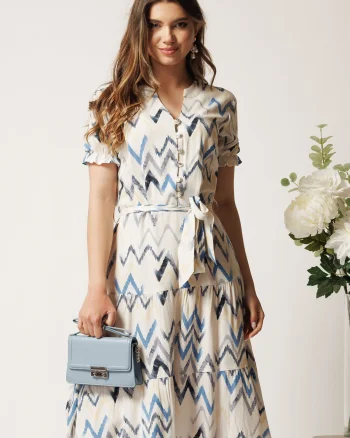 Rochie alba cu print zig-zag albastru in clos cu cordon in talie