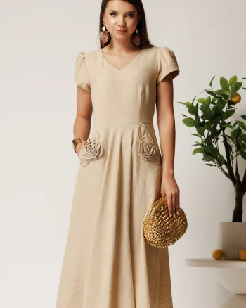 Rochie midi bej din material fluid in clos cu trandafiri pe buzunare