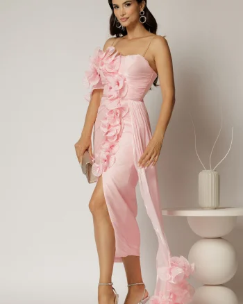 Rochie midi roz din voal peliculizat cu croi conic si volanase
