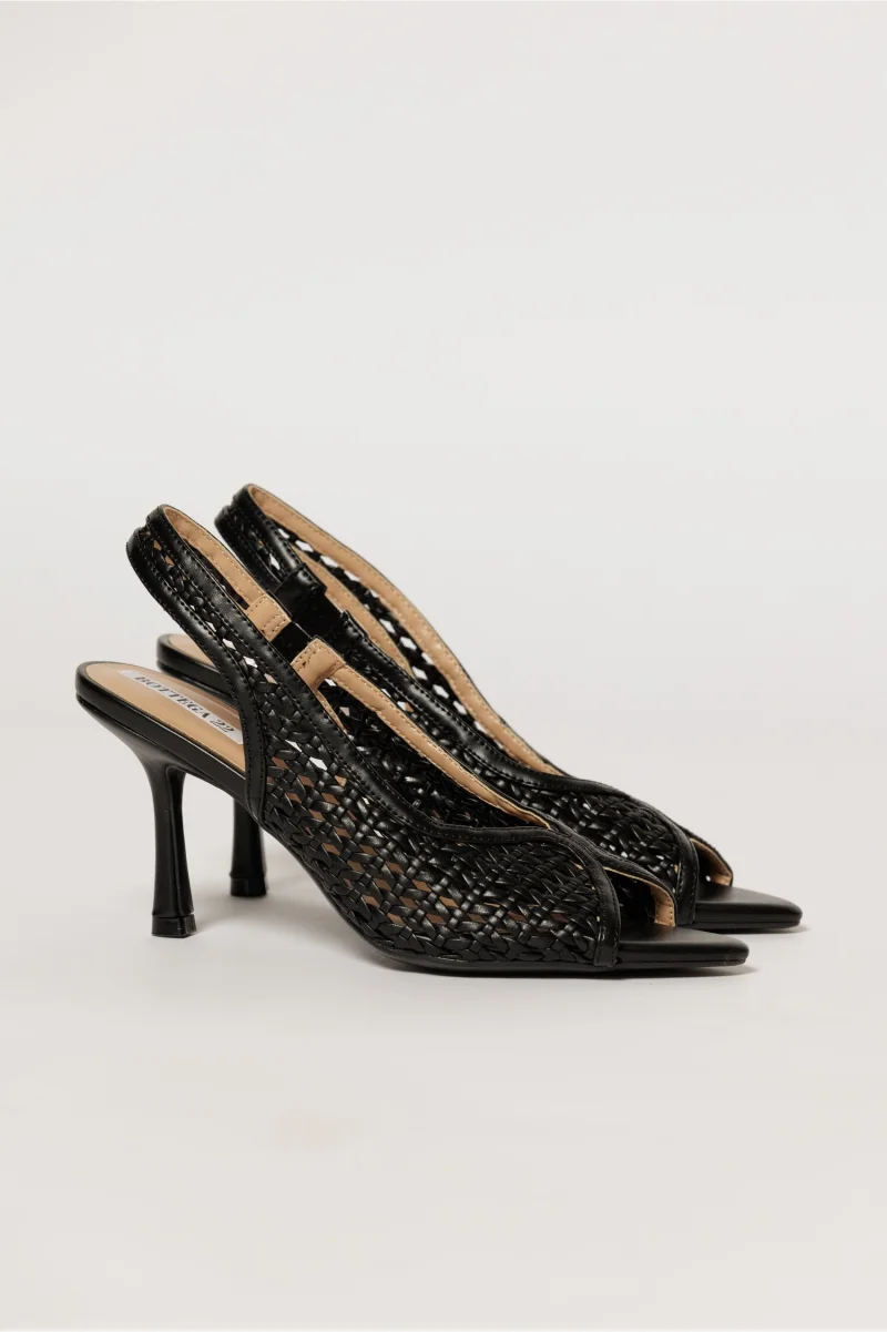 Sandale negre cu design modern impletit