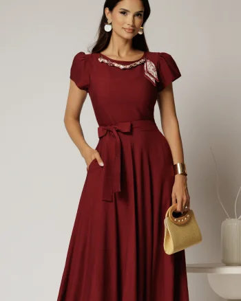 Rochie midi bordo din rayon cu lantisor cu esarfa la decolteu
