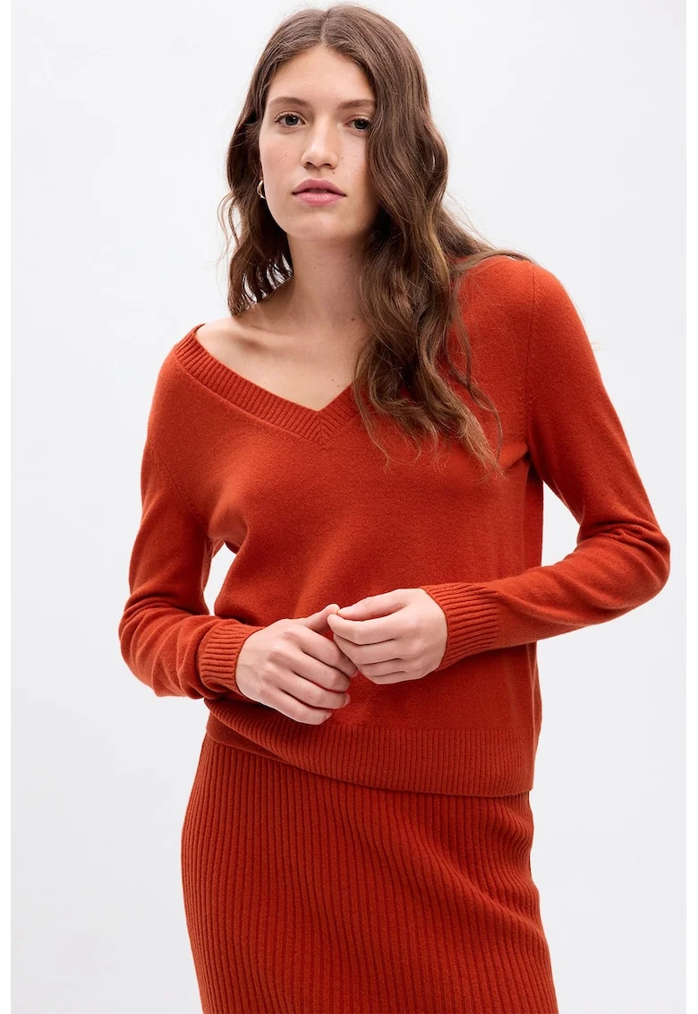Pulover slim-fit cu decolteu in V, Caramiziu
