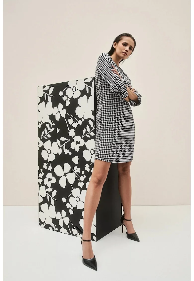 Rochie neagra cu pepit, Negru