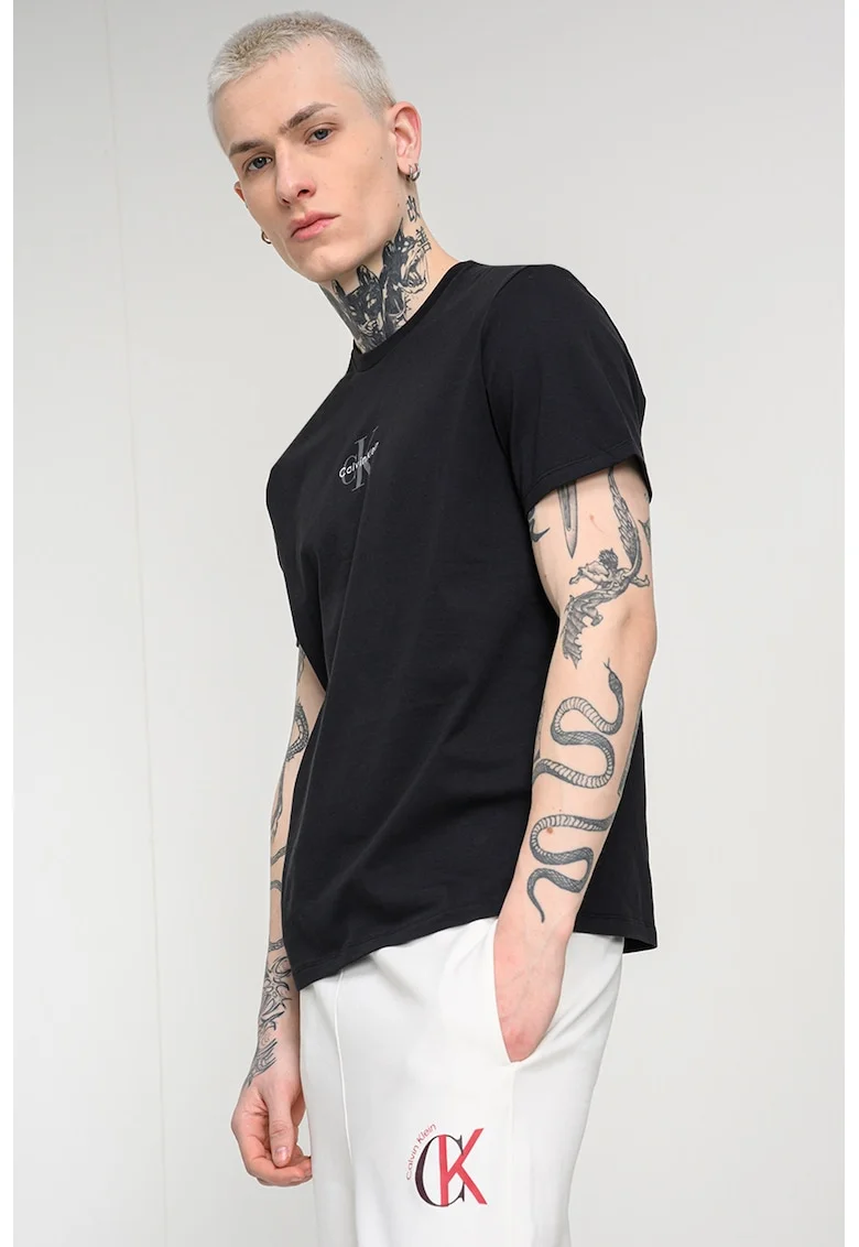 Tricou cu decolteu la baza gatului si logo, Negru