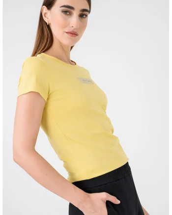 Tricou din bumbac cu decolteu la baza gatului si detaliu logo, Galben miere