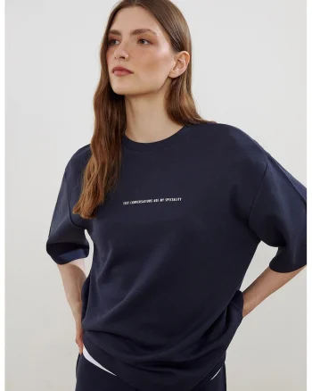Tricou supradimensionat cu imprimeu text discret, Bleumarin