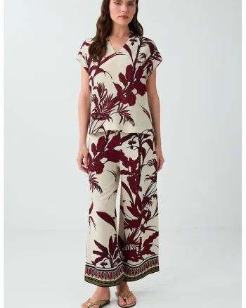 Pantaloni cu croiala ampla si model floral, Bej/Rosu inchis