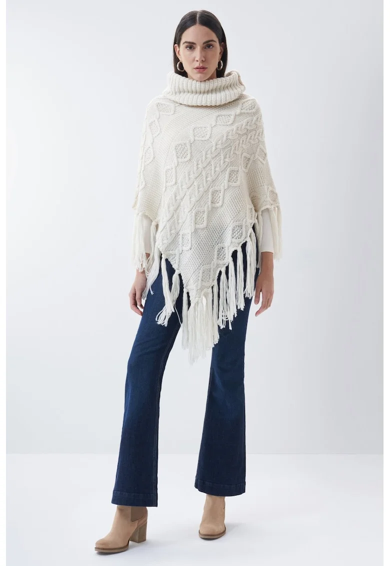 Poncho tricotat cu franjuri