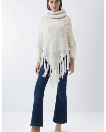 Poncho tricotat cu franjuri