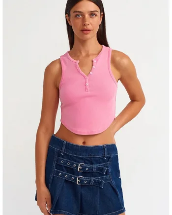 Bluza crop  slim fit, roz aprins, bumbac-elastan, fara maneci, cu nasturi,