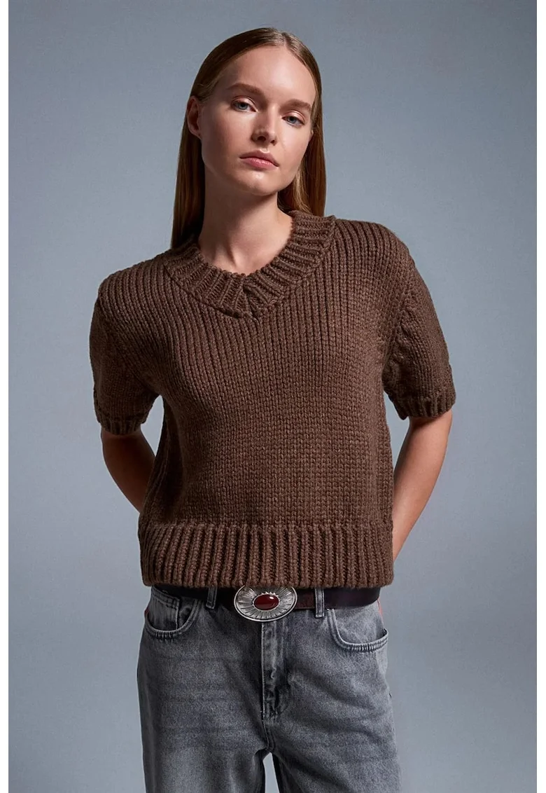 Pulover dama,  tricotat, decolteu in V, cu nervuri, maro nuc, acrilic si poliamida,