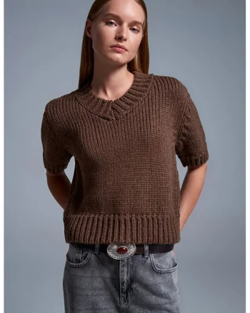 Pulover dama,  tricotat, decolteu in V, cu nervuri, maro nuc, acrilic si poliamida,