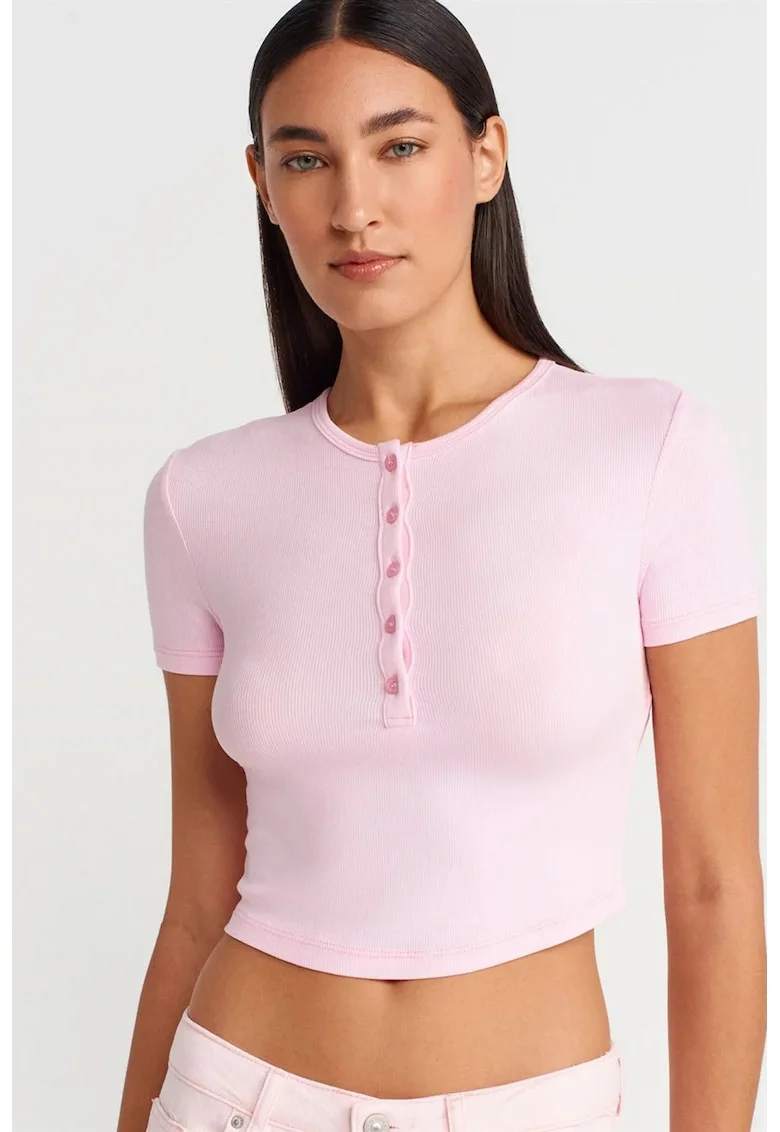 Bluza crop  slim fit, roz pudra, viscoza cu elastan, maneci scurte, inchidere cu nasturi