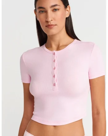 Bluza crop  slim fit, roz pudra, viscoza cu elastan, maneci scurte, inchidere cu nasturi