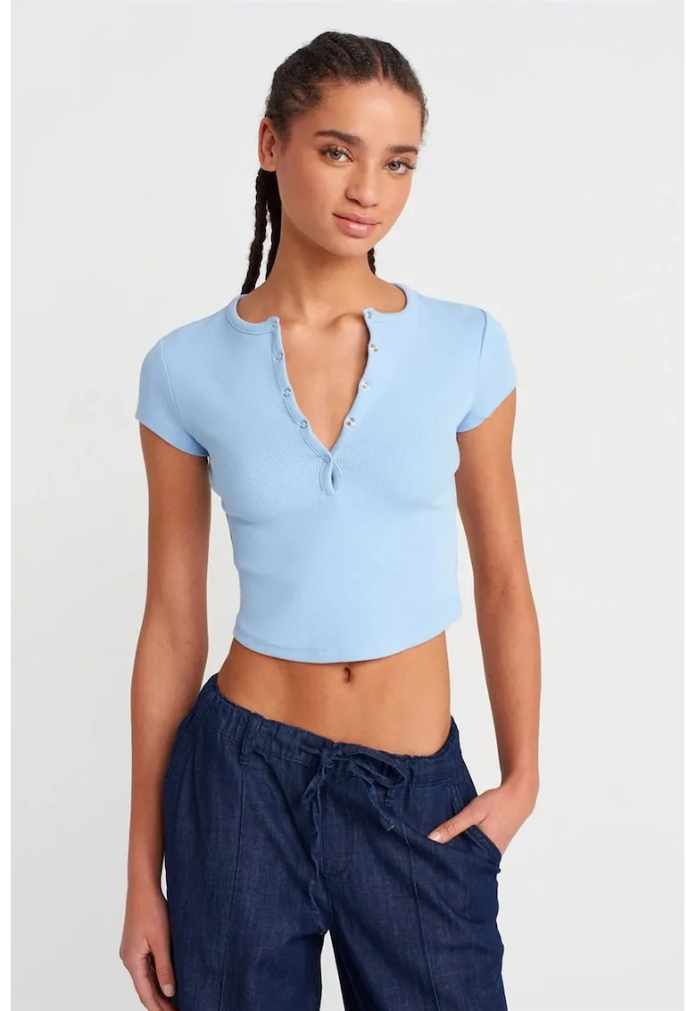 Bluza crop  slim-fit, albastru deschis, bumbac cu elastan, maneci scurte, detalii cu nasturi