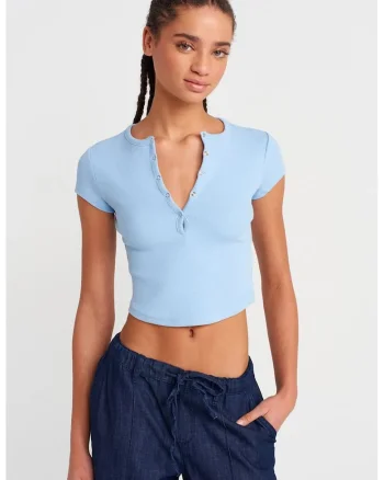 Bluza crop  slim-fit, albastru deschis, bumbac cu elastan, maneci scurte, detalii cu nasturi