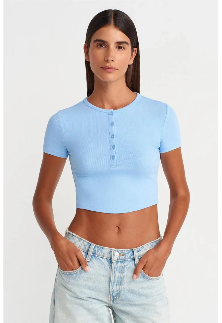 Bluza crop  slim fit, albastru bebelus, tricot subtire cu nasturi, 94% viscoza, 6% elastan